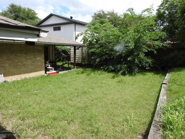 1614 Camero Dr, Carrollton, TX 75006 - view of grassy yard