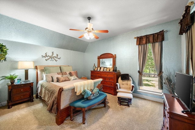 bedroom featuring a textured wall, a ceiling fan, and light carpet