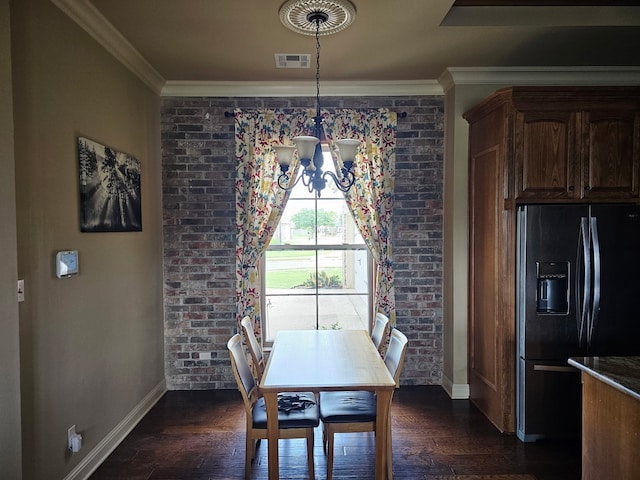 dining room featuring dark wood-style floors, an inviting chandelier, visible vents, baseboards, and ornamental molding