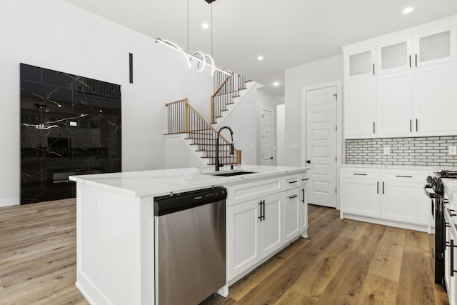 2239 Scotland Dr, Dallas, TX 75216 - kitchen with a sink, light wood-style floors, dishwasher, and an island with sink