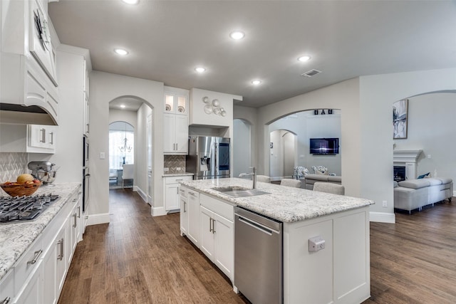 1765 Bramshaw Trl, Farmers Branch, TX 75234 - bedroom featuring arched walkways, carpet, lofted ceiling, and baseboards
