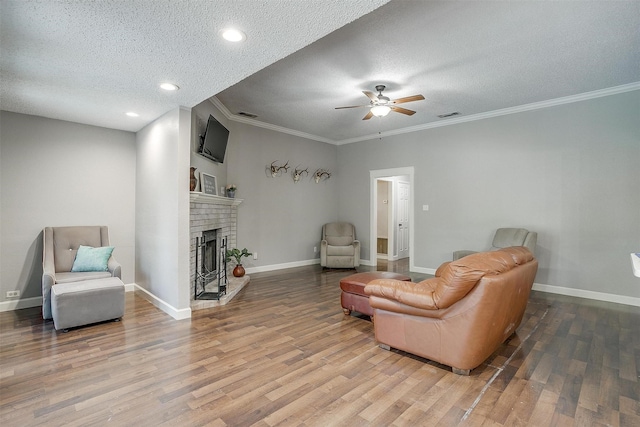 603 S 2nd St, Midlothian, TX 76065 - living area with a textured ceiling, a ceiling fan, wood finished floors, crown molding, and recessed lighting