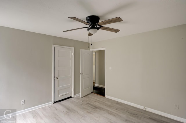 unfurnished room with light wood-style flooring, baseboards, and a ceiling fan