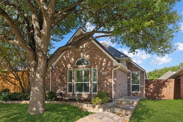 8425 Catskill Ct, Plano, TX 75025 - view of front of house with a shingled roof, brick siding, fence, and a front lawn