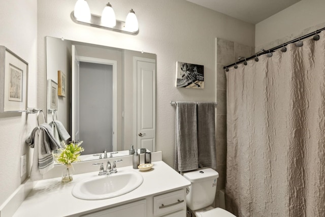 full bath featuring vanity, toilet, and a shower with curtain