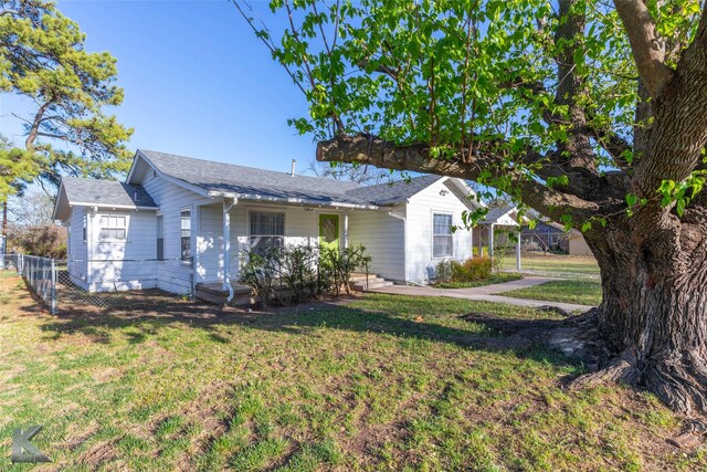 509 Reeves St, Clyde, TX 79510 - unfurnished bedroom featuring a closet, visible vents, carpet, and baseboards