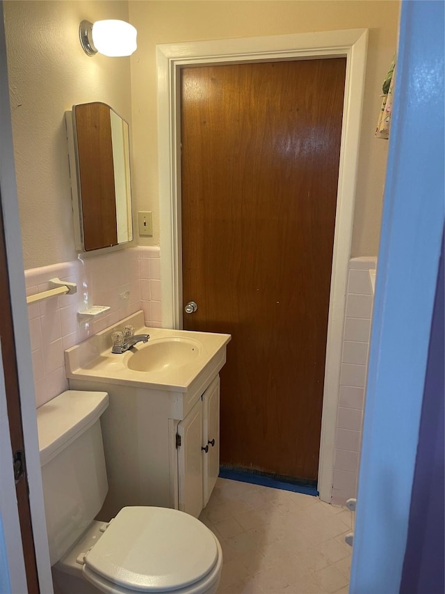 3132 Sandra Dr, Shreveport, LA 71119 - bathroom featuring vanity, tile walls, and toilet