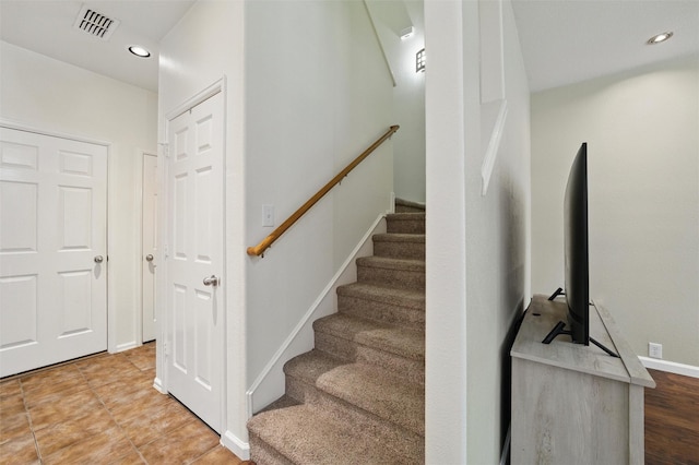 staircase featuring visible vents, recessed lighting, and baseboards