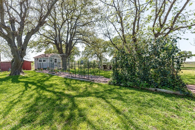 view of yard with an outbuilding and a vegetable garden