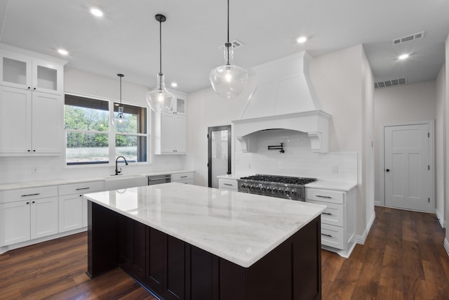 109 Post Oak Cv, Sunset, TX 76270 - kitchen featuring a sink, visible vents, recessed lighting, and stainless steel appliances