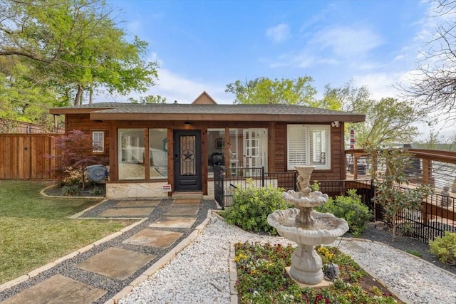 view of front of house featuring a front yard and fence