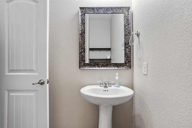 8312 White Hart Dr, Fort Worth, TX 76179 - bathroom with a textured wall