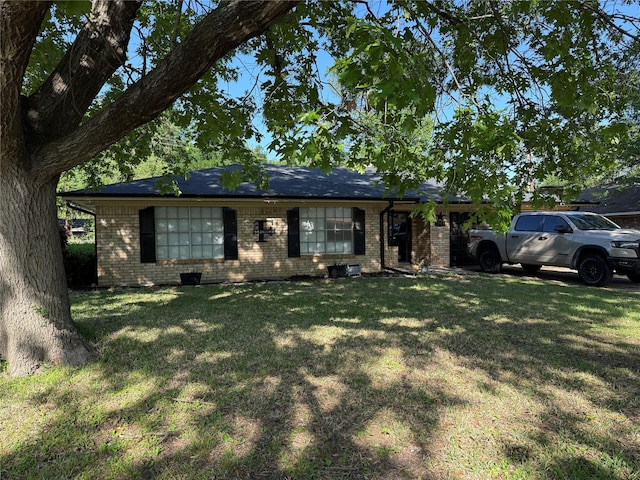2909 Oakridge Dr, Corsicana, TX 75110 - ranch-style home featuring brick siding and a front yard