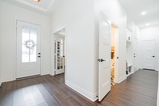 foyer featuring recessed lighting, dark wood-type flooring, and baseboards
