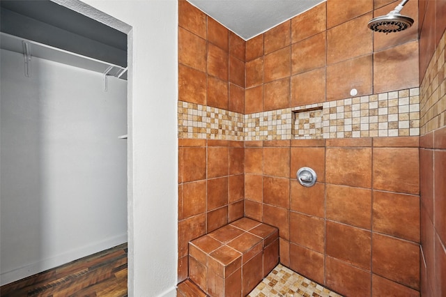 2306 Lavon Creek Ln, Arlington, TX 76006 - full bathroom featuring a tile shower, wood finished floors, and baseboards