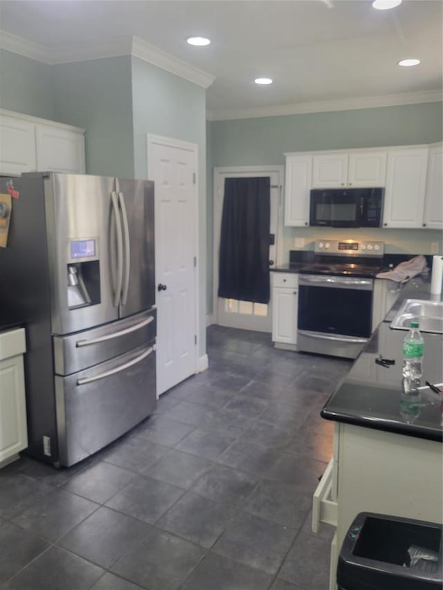 409 Forest Ave, Shreveport, LA 71104 - kitchen with stainless steel appliances, white cabinetry, crown molding, dark countertops, and recessed lighting