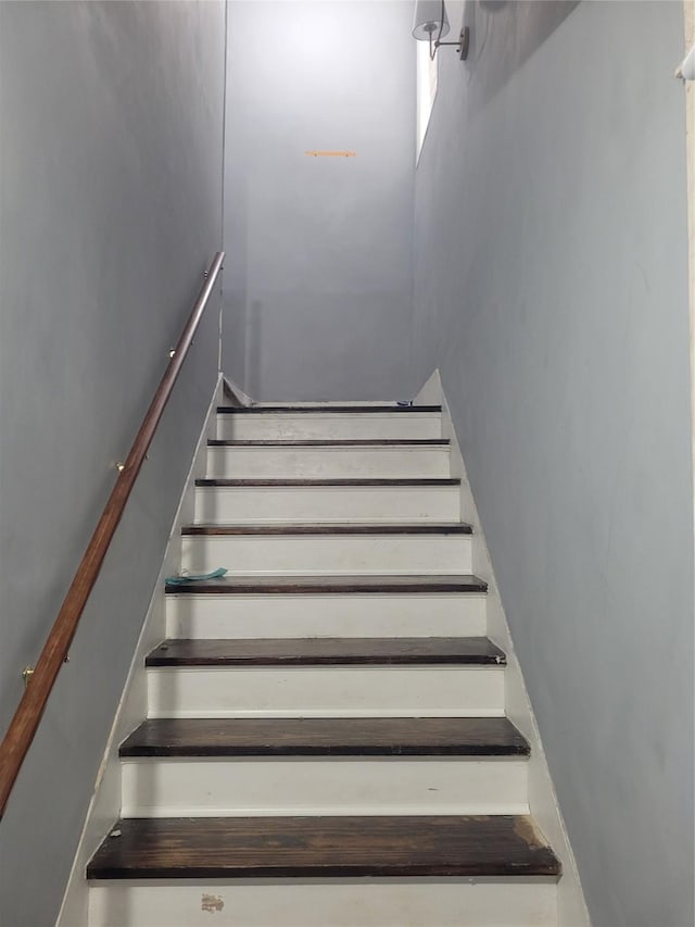 409 Forest Ave, Shreveport, LA 71104 - view of staircase