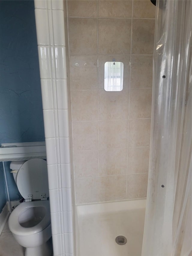 409 Forest Ave, Shreveport, LA 71104 - bathroom with a stall shower