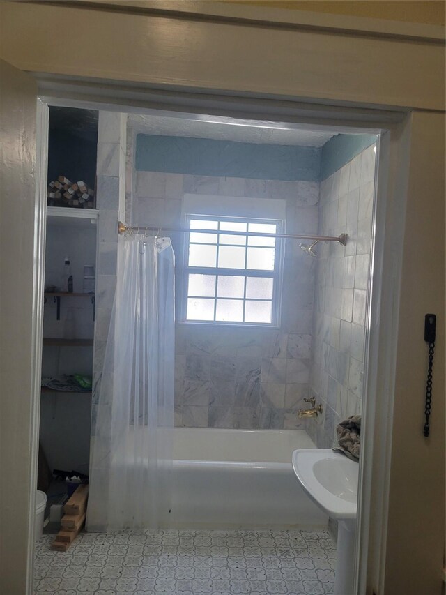 409 Forest Ave, Shreveport, LA 71104 - full bathroom featuring shower / tub combo and tile patterned flooring