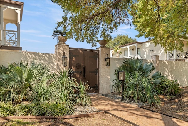 5925 E University Blvd Unit 133, Dallas, TX 75206 - view of gate with a fenced front yard
