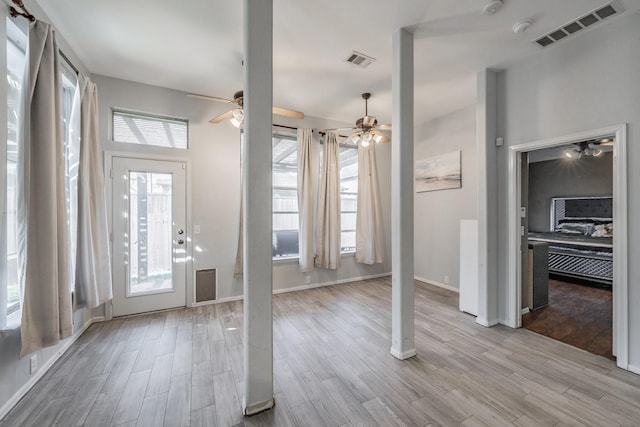 entryway with visible vents, light wood-style flooring, and a ceiling fan