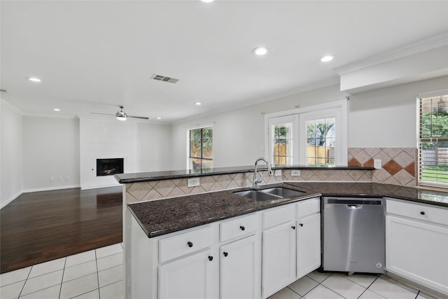 1951 Pin Oak Dr, Flower Mound, TX 75028 - kitchen with a sink, stainless steel dishwasher, a ceiling fan, a peninsula, and recessed lighting