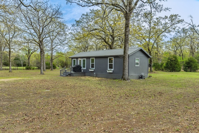 manufactured / mobile home with metal roof and a front yard