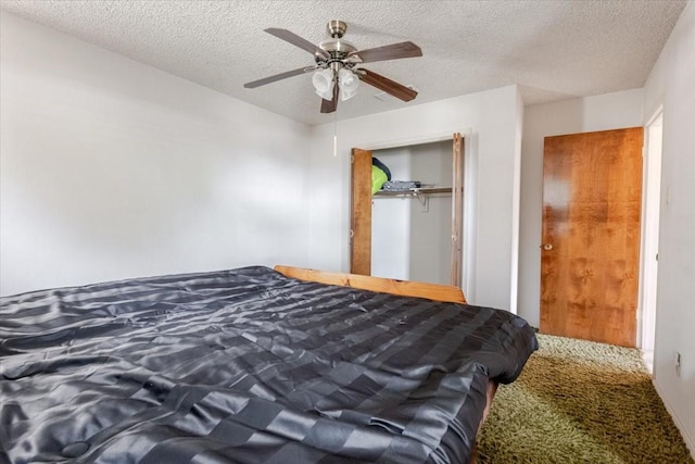 bedroom with a closet, carpet, a textured ceiling, and ceiling fan