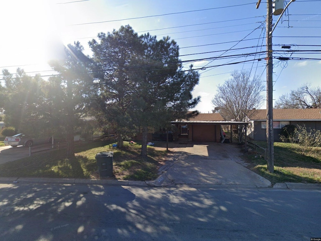 2341 S 27th St, Abilene, TX 79605 - view of front facade featuring a carport and driveway