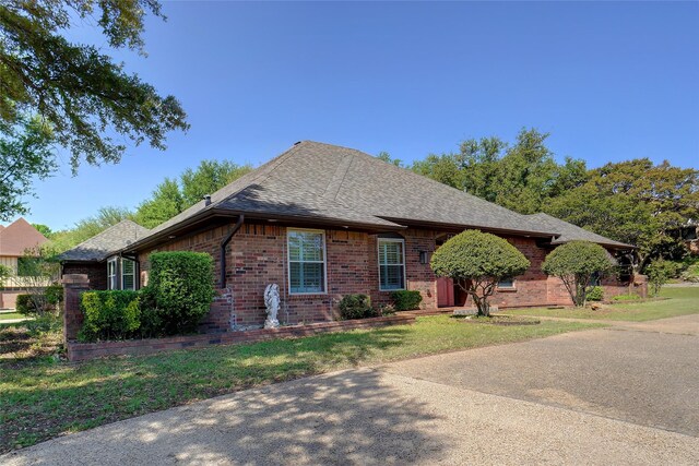 2833 S Country Club Rd, Garland, TX 75043 - view of front of property with a shingled roof, a front yard, and brick siding