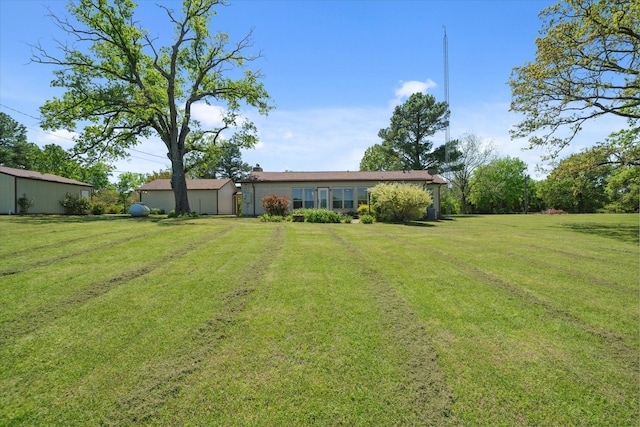 view of yard featuring an outdoor structure