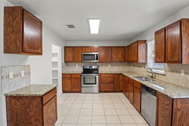 kitchen with tasteful backsplash, visible vents, a sink, and appliances with stainless steel finishes