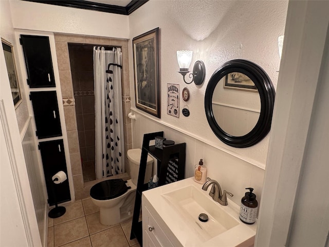 bathroom with a textured wall, tile patterned flooring, tiled shower, and toilet