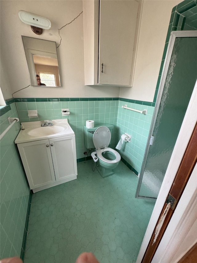 1905 Province Ln, Dallas, TX 75228 - full bathroom featuring toilet, tile walls, a shower stall, and a wainscoted wall