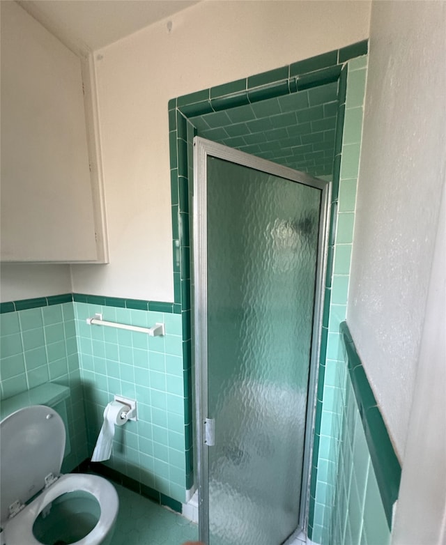 1905 Province Ln, Dallas, TX 75228 - full bath with toilet, tile walls, a shower stall, wainscoting, and tile patterned flooring