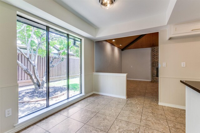 kitchen with stainless steel appliances, a tray ceiling, visible vents, a sink, and white cabinetry
