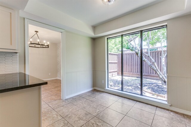 kitchen with white cabinets, visible vents, baseboards, tasteful backsplash, and appliances with stainless steel finishes