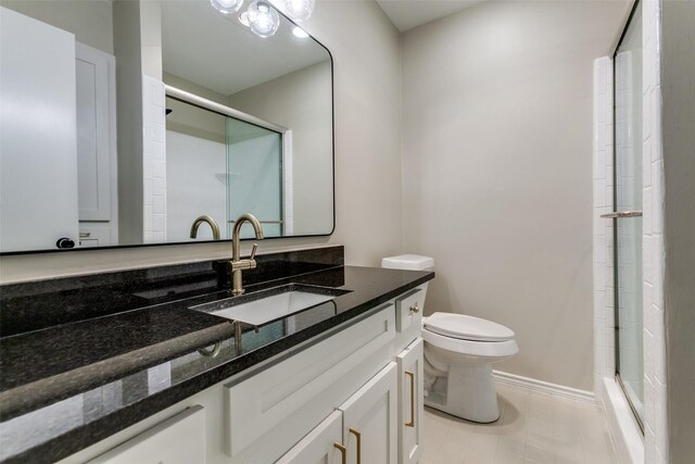 unfurnished bedroom with a ceiling fan, baseboards, dark wood-type flooring, and a closet