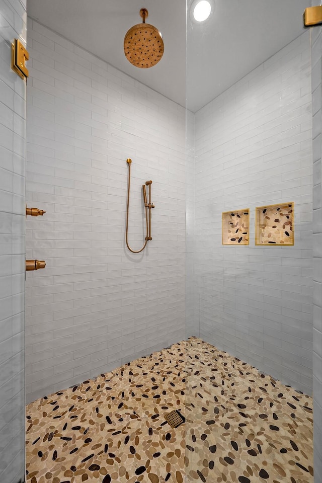 bathroom featuring tiled shower