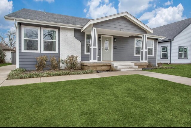 view of front facade with a front lawn and covered porch