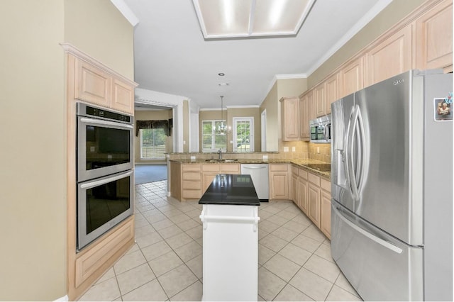 824 Parkwood Ct, Mckinney, TX 75072 - kitchen with appliances with stainless steel finishes, light brown cabinetry, a sink, a peninsula, and crown molding