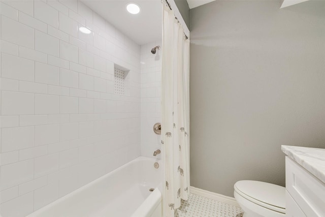 bathroom featuring shower / bath combo with shower curtain, baseboards, toilet, vanity, and recessed lighting