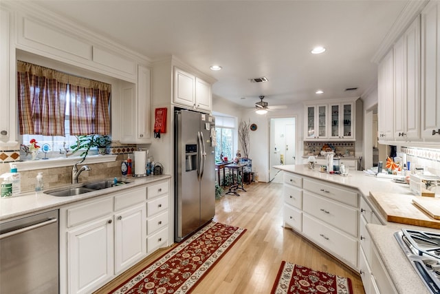 7261 Ashington Dr, Dallas, TX 75225 - kitchen with appliances with stainless steel finishes, a sink, tasteful backsplash, recessed lighting, and a ceiling fan