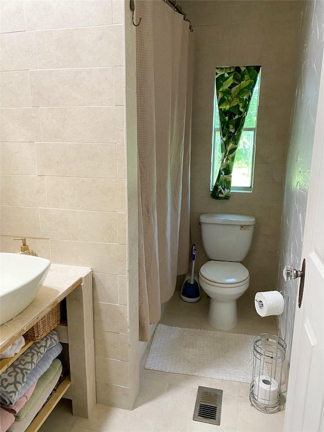 bathroom featuring visible vents, toilet, a shower with curtain, and tile patterned floors