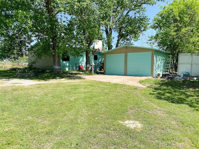 view of yard featuring an outdoor structure