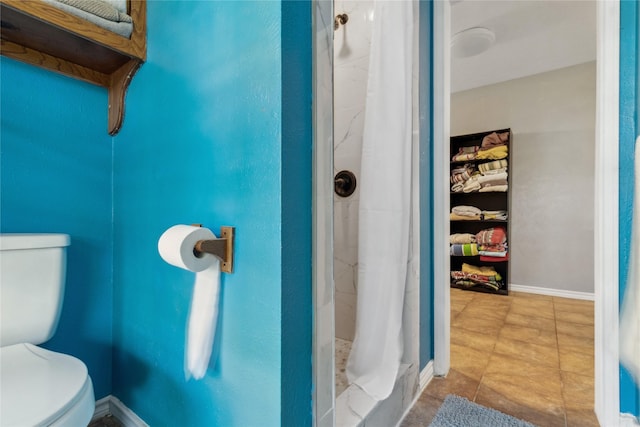 260 Winding Way, Fairfield, TX 75840 - bathroom featuring a stall shower and toilet