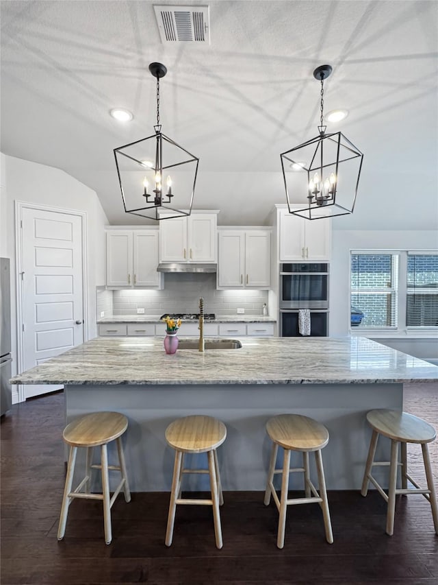 3906 Greenbrier Dr, Melissa, TX 75454 - kitchen featuring visible vents, a chandelier, white cabinetry, stainless steel appliances, and lofted ceiling