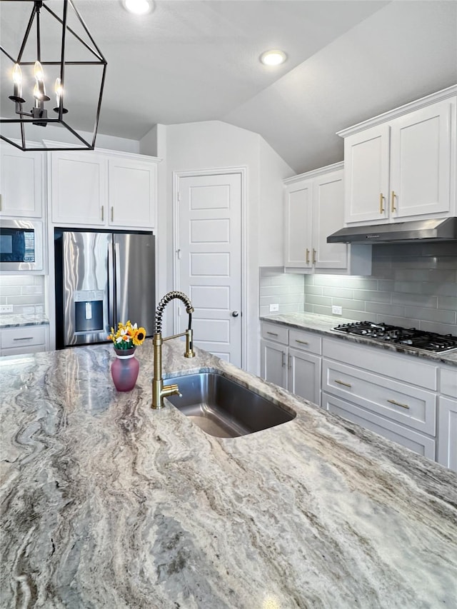 3906 Greenbrier Dr, Melissa, TX 75454 - kitchen with under cabinet range hood, a sink, lofted ceiling, stainless steel appliances, and decorative backsplash