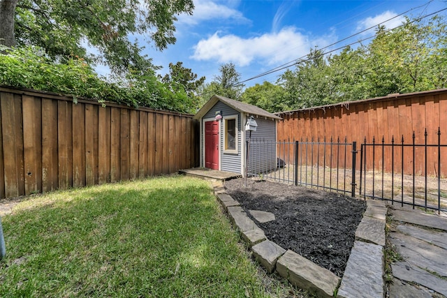 view of yard with an outdoor structure, a fenced backyard, and a storage unit