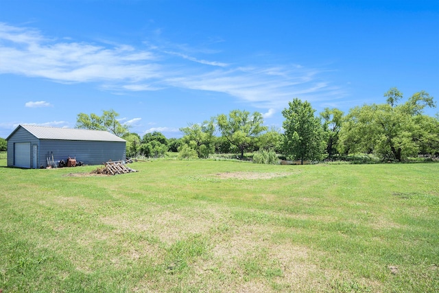 view of yard featuring an outdoor structure and a detached garage